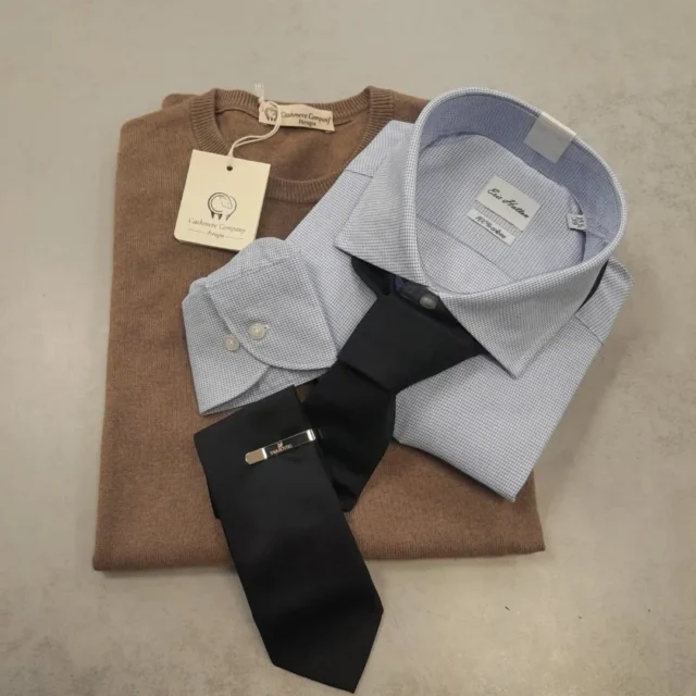 Camicia da uomo 100% cotone, maglione misto casheme e cravatta Swarovski 👔
#outfitoftheday #autunno🍁 #shoppinglaperla