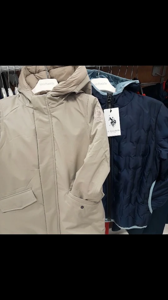 Giubbini e abbigliamento Kids.
#kidsfashion #abbigliamento #outlet #shoppingclub #shoppinglaperla